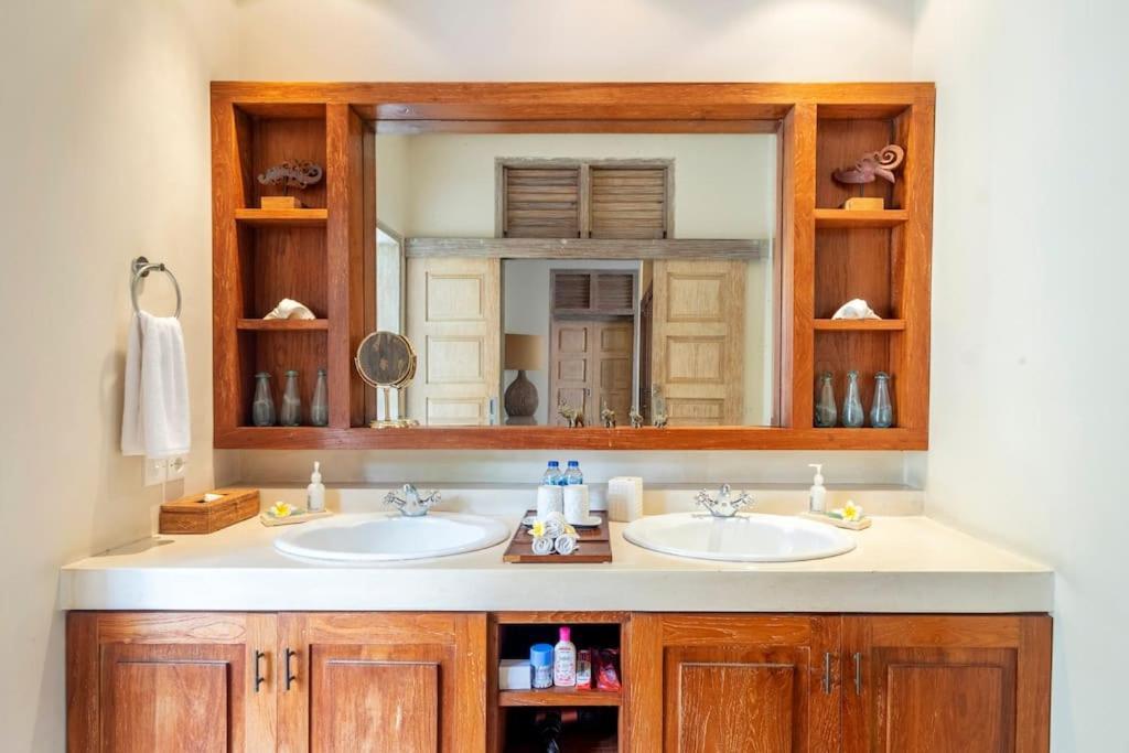 4br With Large Pool At *