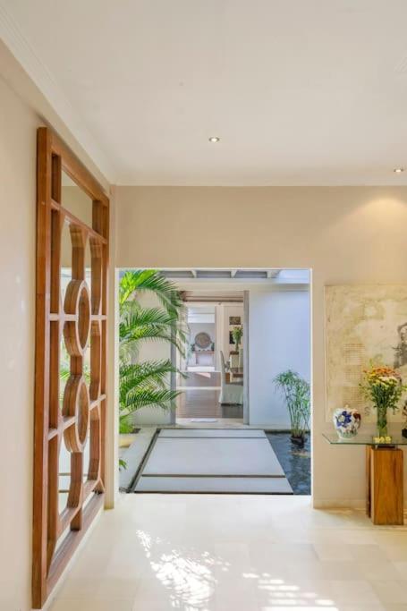 Villa 4br With Large Pool At Seminyak (Bali)