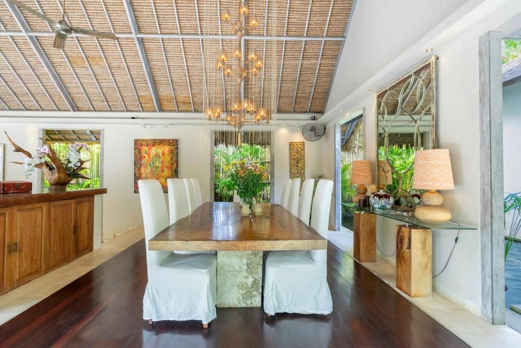 4br With Large Pool At *