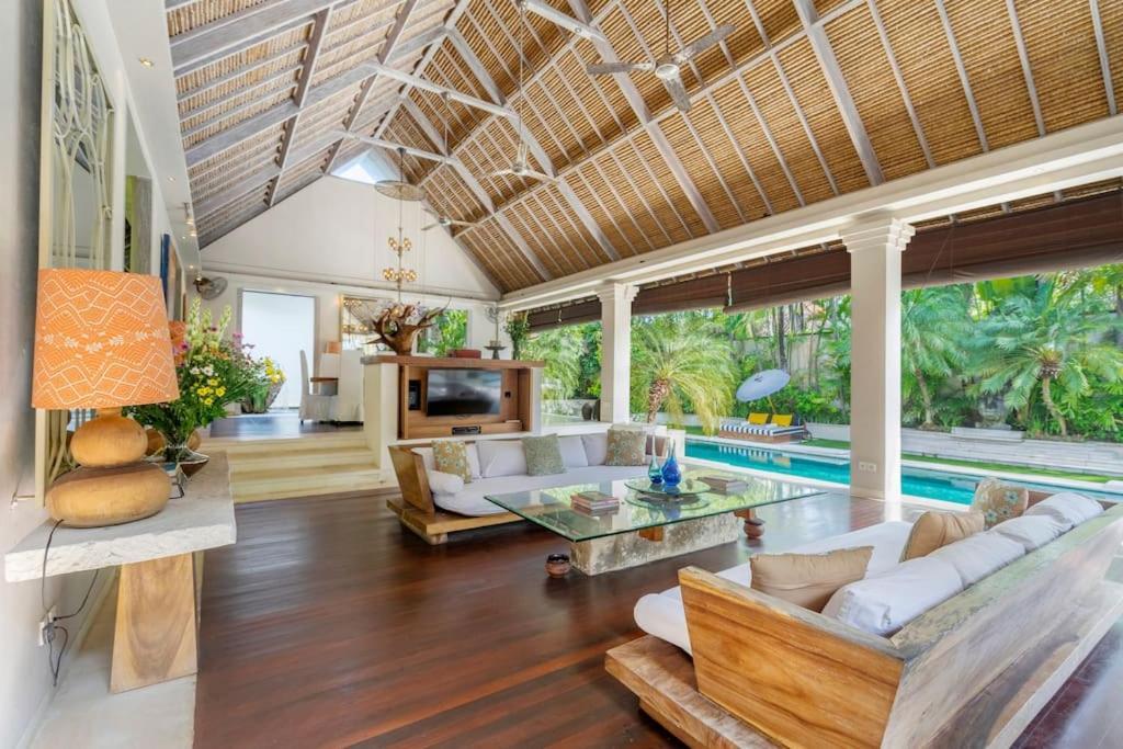 Villa 4br With Large Pool At Seminyak (Bali)