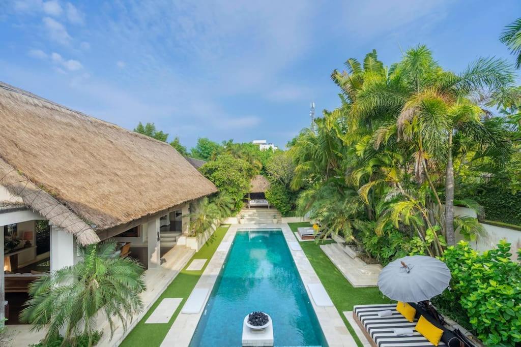 Villa 4br With Large Pool At Seminyak (Bali)