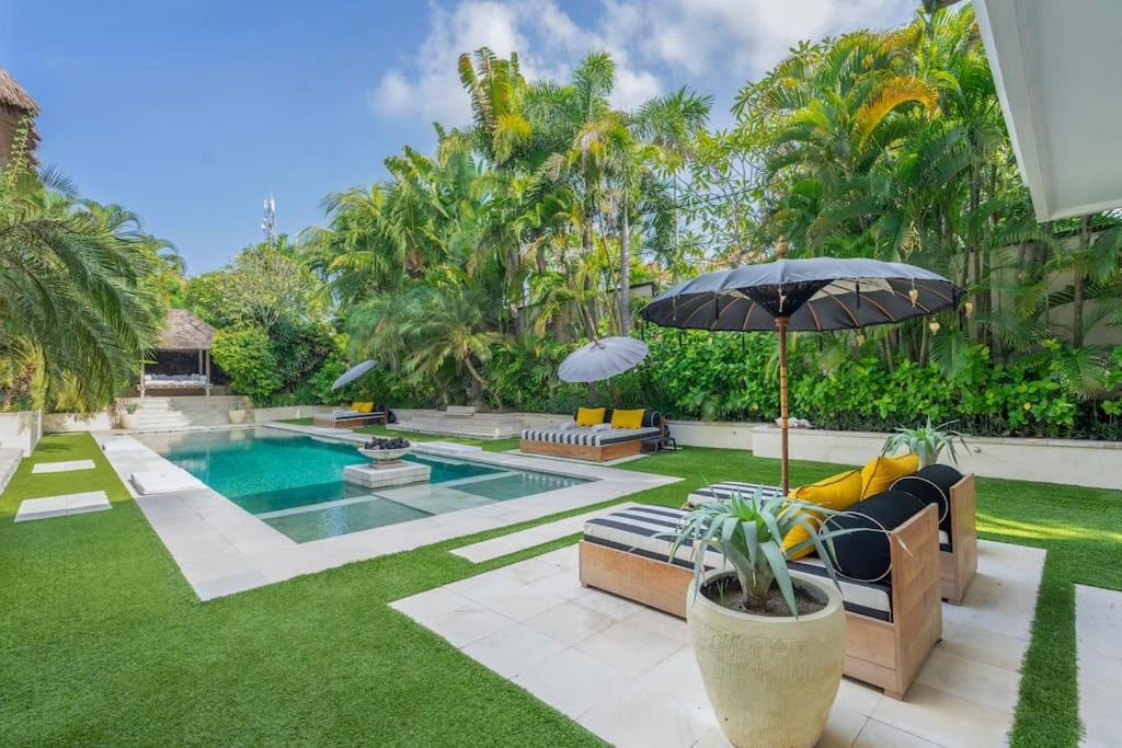 Villa 4br With Large Pool At *